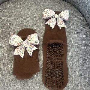 Brown Pilates Socks with Floral Bows